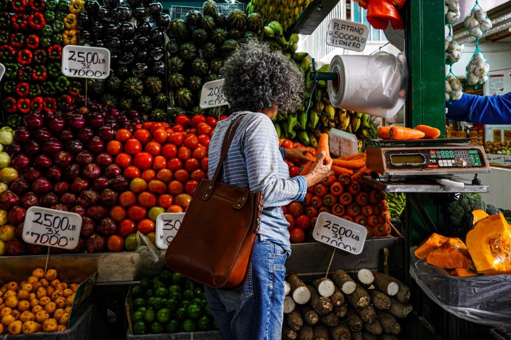 Mercado con frutas y verduras frescas