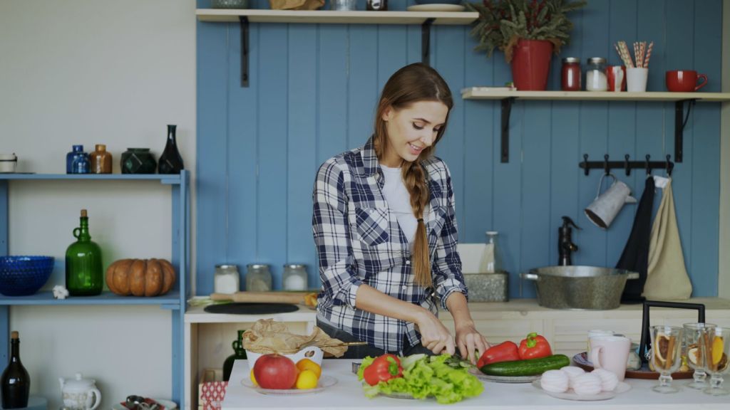 Mujer preparando una ensalada fresca