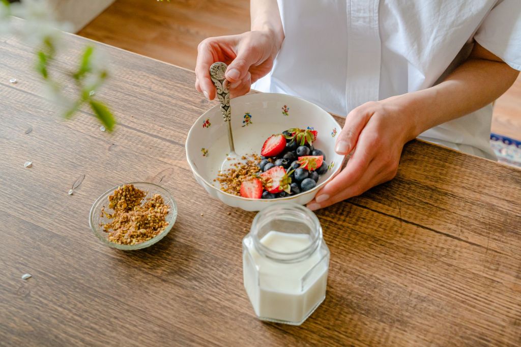 Yogur natural con frutas y semillas