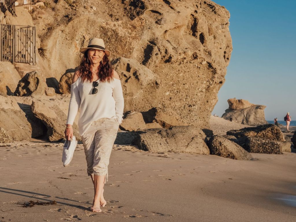 Mujer paseando por la playa