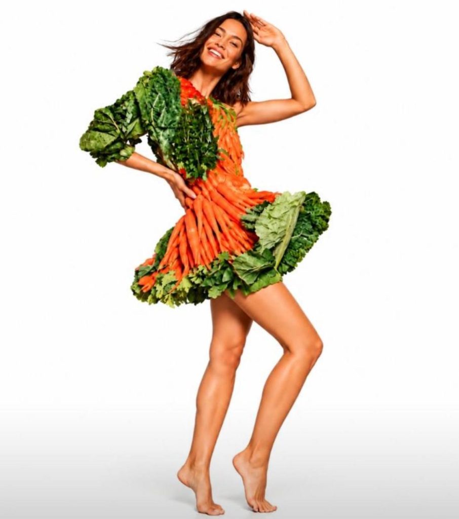 Vestido hecho de verduras frescas